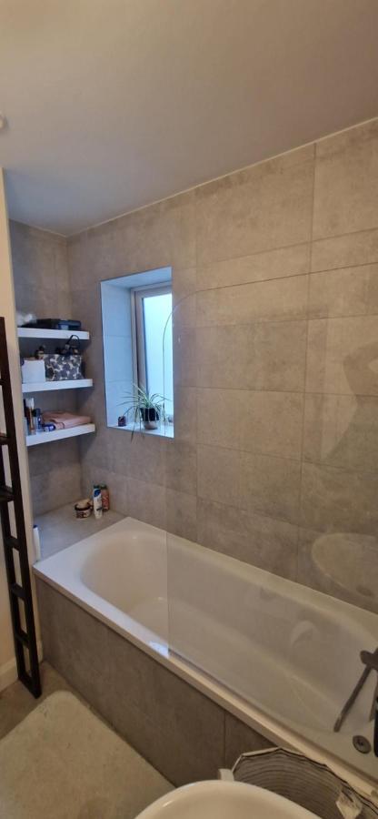 Miller'S Guest Room With Shared Bathroom Swords Esterno foto