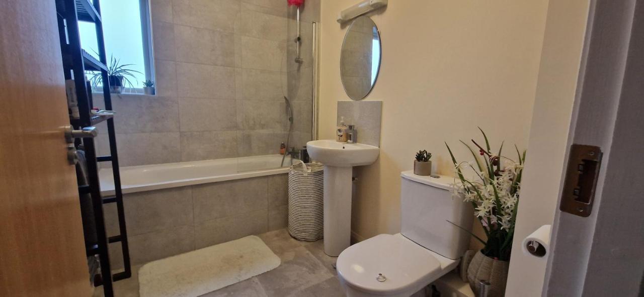 Miller'S Guest Room With Shared Bathroom Swords Esterno foto